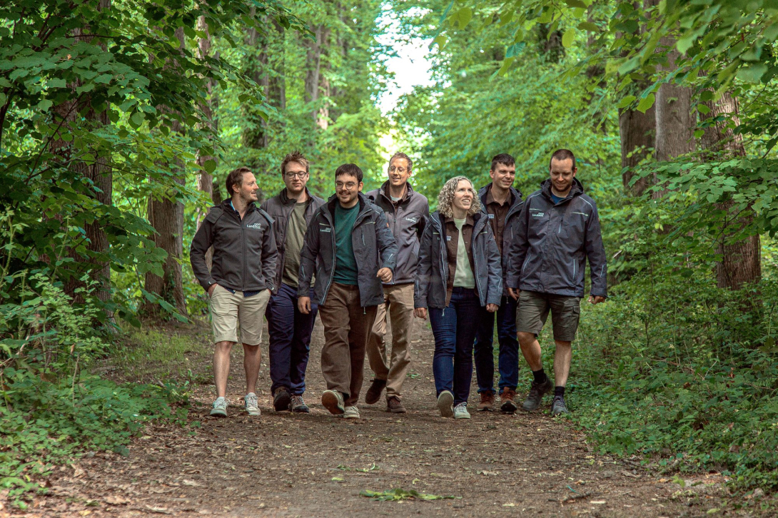 Groep collega's in het bos